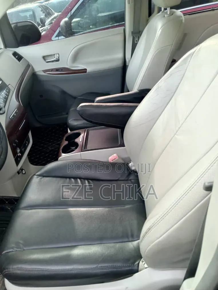 Toyota Sienna 2012 Gray