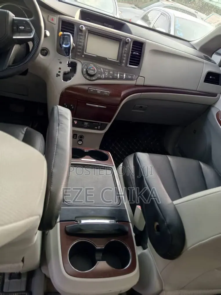 Toyota Sienna 2012 Gray