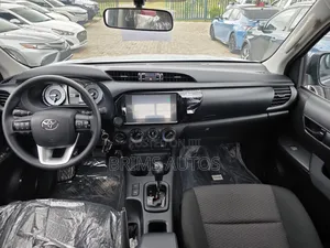 New Toyota Hilux 2025 Gray