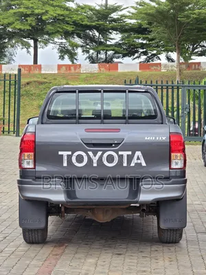 New Toyota Hilux 2025 Gray