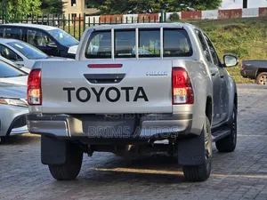New Toyota Hilux 2025 Silver