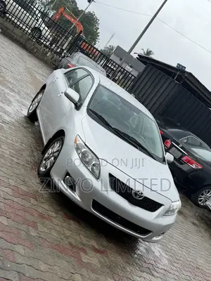 Toyota Corolla LE 4dr Sedan (1.8L 4cyl 4A) 2010 Silver
