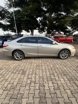 Toyota Camry SE 4dr Sedan (2.5L 4cyl 6A) 2016 Gold