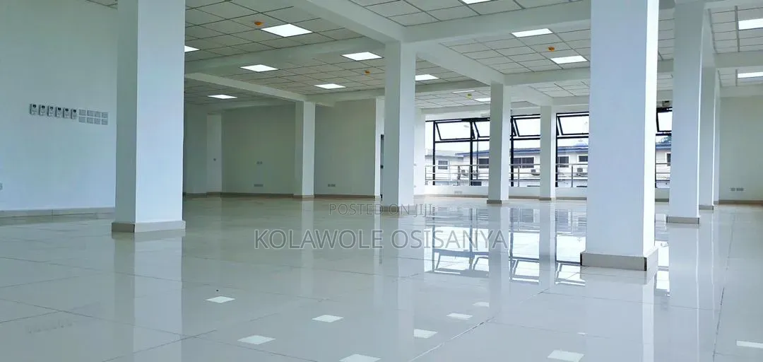 A Complex on 800sqm With Lettable Space on Bode Thomas