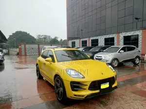 Porsche Macan GTS 2017 Yellow