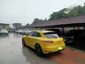 Porsche Macan GTS 2017 Yellow