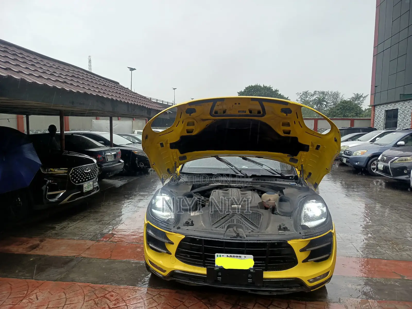 Porsche Macan GTS 2017 Yellow