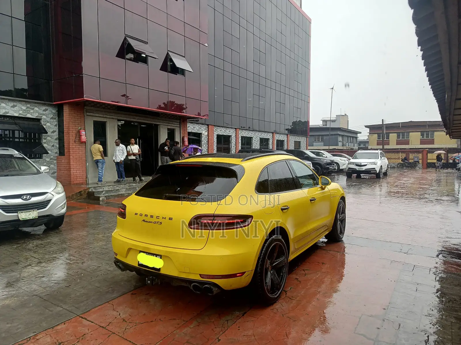Porsche Macan GTS 2017 Yellow