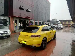 Porsche Macan GTS 2017 Yellow