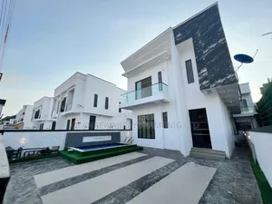 7bdrm Apartment in Lekki Phase 2 for sale