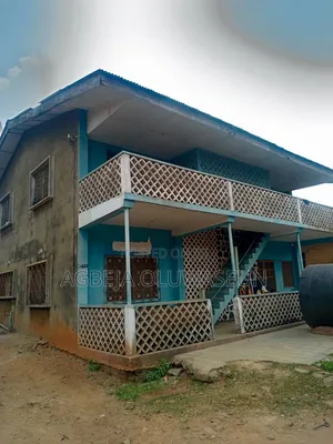 2bdrm Block of Flats in Craig Close, CHallenge / Ibadan for sale