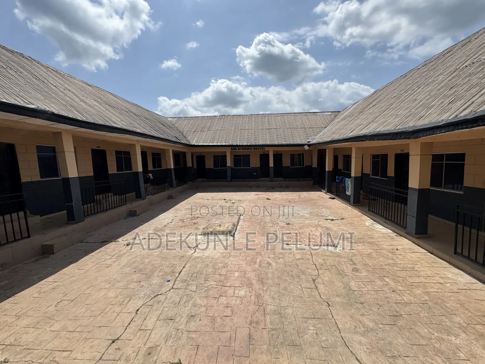 15 Rooms Hostel