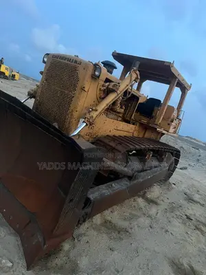 Heavy Machinery D8K Bulldozer Available for Land Preparation