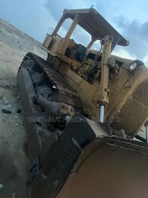 Heavy Machinery D8K Bulldozer Available for Land Preparation