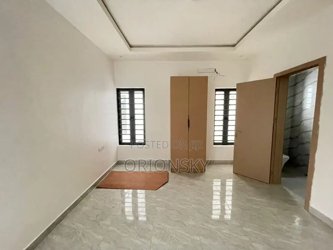 5bdrm Duplex in Bode Thomas for sale