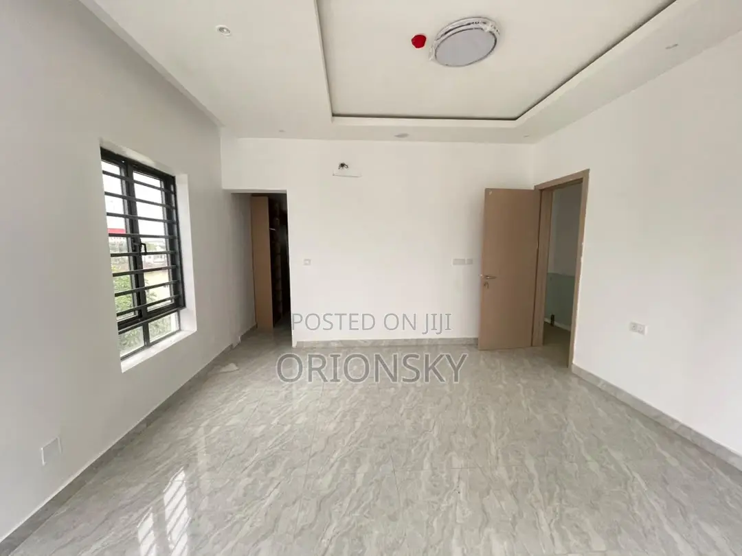 5bdrm Duplex in Bode Thomas for sale