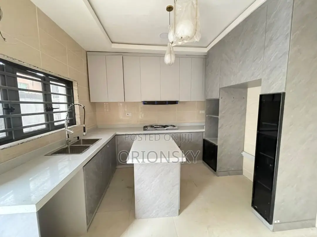 5bdrm Duplex in Bode Thomas for sale
