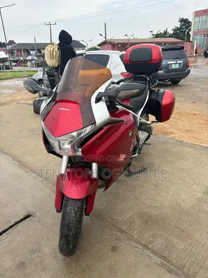 Honda VF 2012 Red