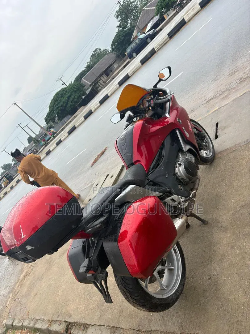 Honda VF 2012 Red