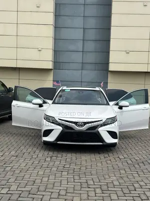 Toyota Camry XLE FWD (2.5L 4cyl 8AM) 2018 White