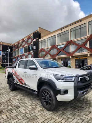 Toyota Hilux 2022 White