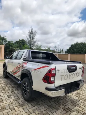 Toyota Hilux 2022 White