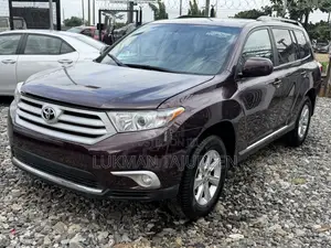 Toyota Highlander SE 2012 Beige