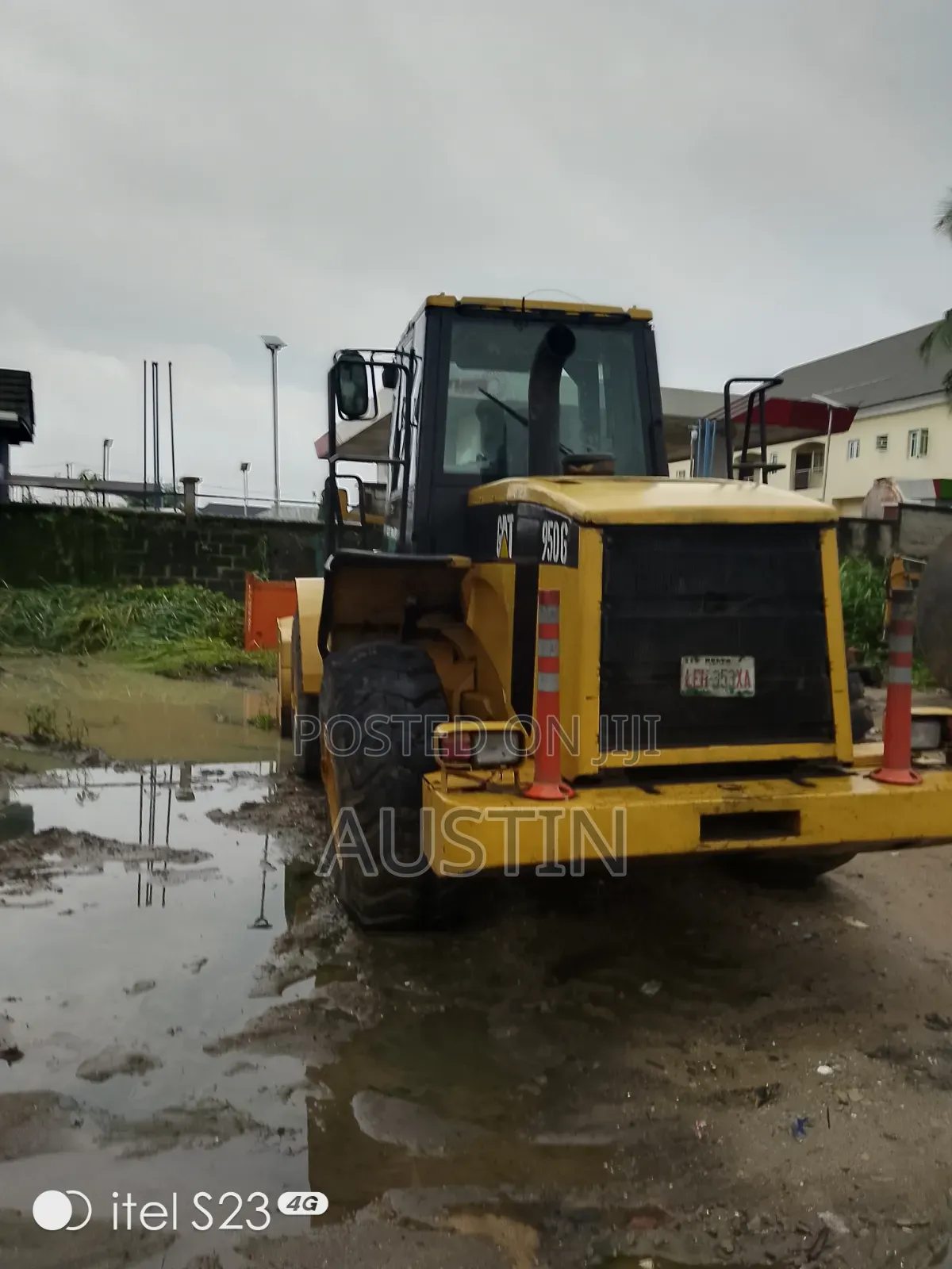 Self-Loader, Payloader and Forklifts for Hire
