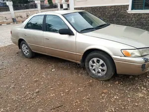 Toyota Camry LE 4dr Sedan (2.2L 4cyl 4A) 2000 Gold