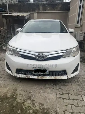 Toyota Camry XLE 4dr Sedan (2.5L 4cyl 6A) 2013 White