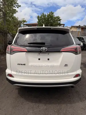 Toyota RAV4 SE AWD (2.5L 4cyl 6A) 2017 White