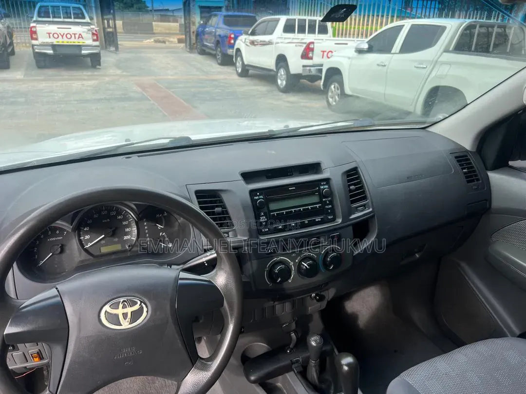 Toyota Hilux 2012 White