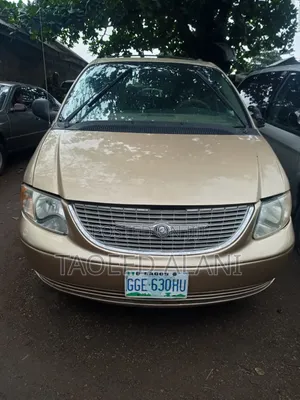 Chrysler Town & Country 2002 Gold