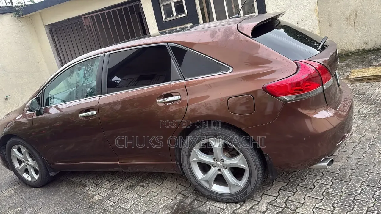 Toyota Venza LE 2011 Brown