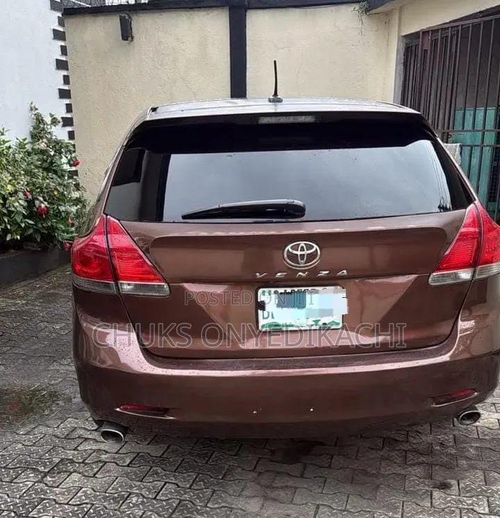 Toyota Venza LE 2011 Brown