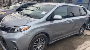 Toyota Sienna 2018 Silver