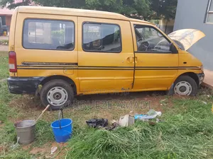 Nissan Vanette 2005 Yellow