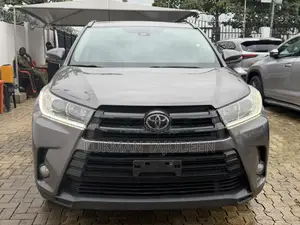 Toyota Highlander SE 4x4 V6 (3.5L 6cyl 8A) 2017 Gray