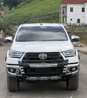 Toyota Hilux 2023 White