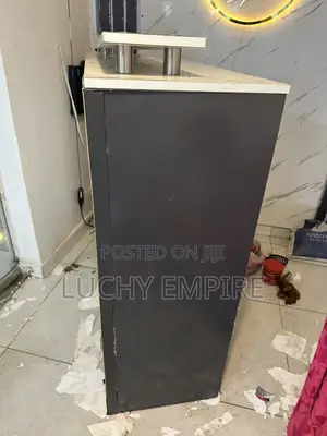 Modern Salon Reception Desk – Used