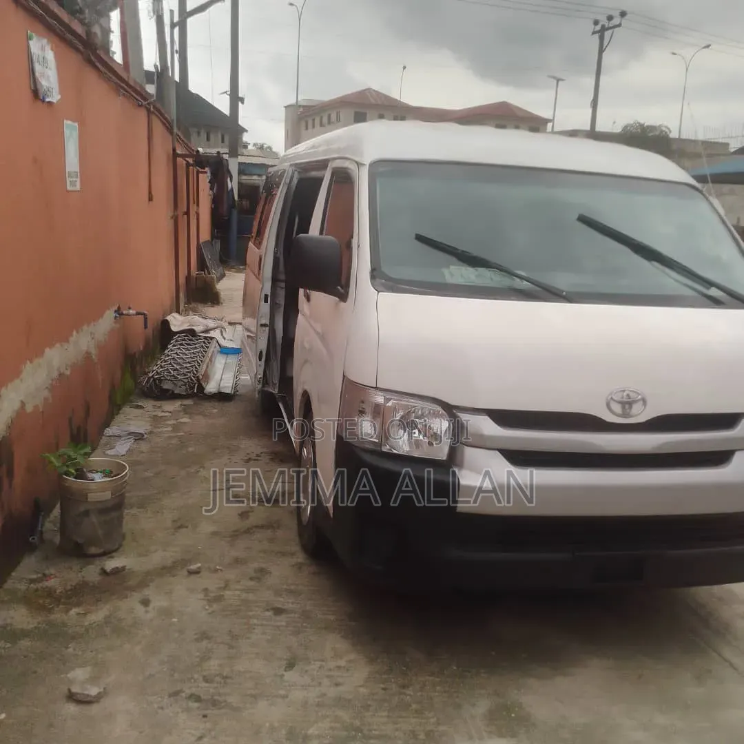 Toyota HiAce 2013 White