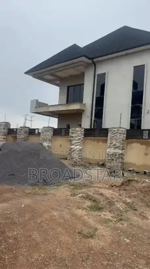 6bdrm Duplex in Primlux, Wasa for sale