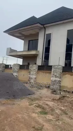 6bdrm Duplex in Primlux, Wasa for sale