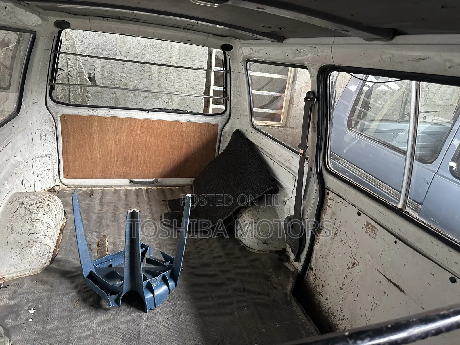 Mitsubishi L300 2005 White