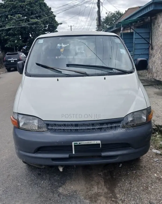 Toyota HiAce 2004 White