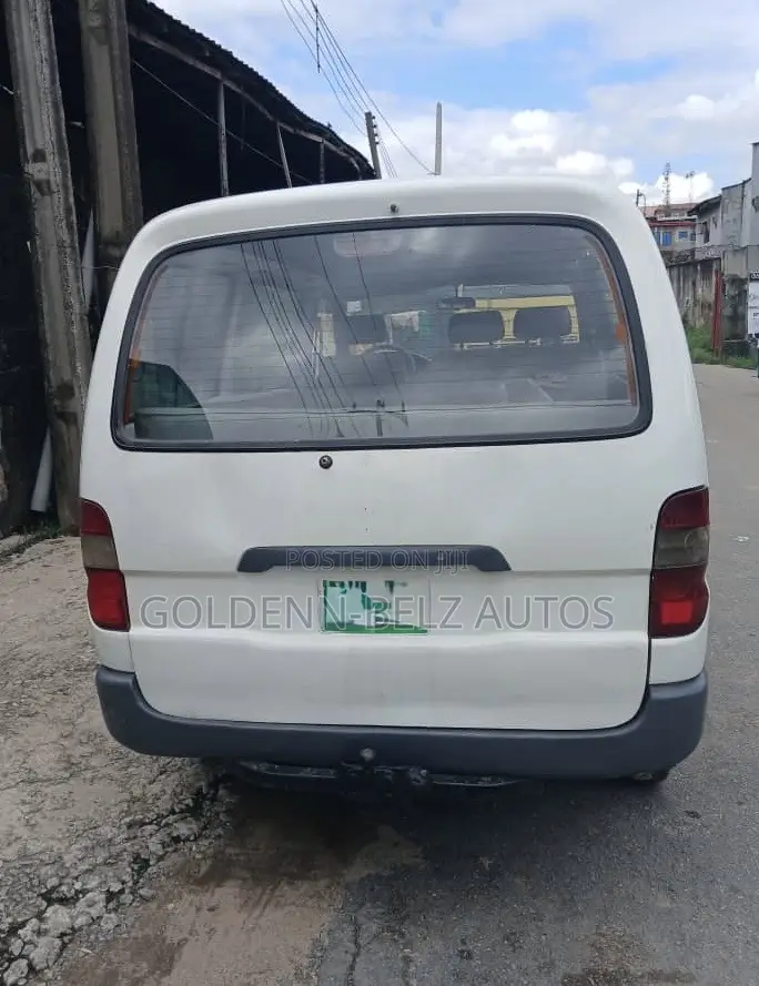 Toyota HiAce 2004 White