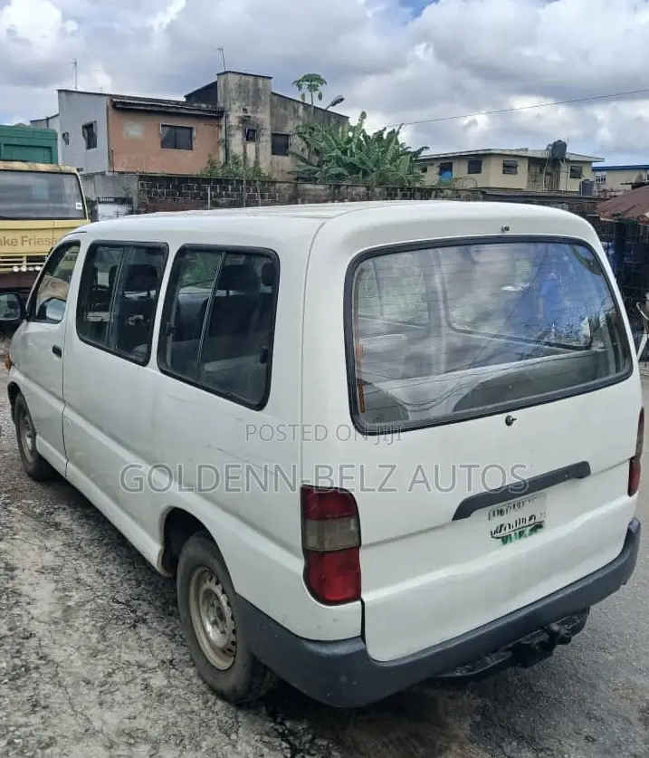 Toyota HiAce 2004 White