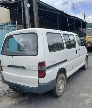 Toyota HiAce 2004 White