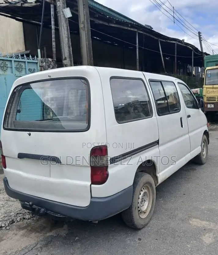 Toyota HiAce 2004 White