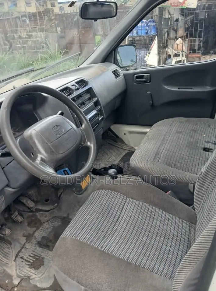 Toyota HiAce 2004 White